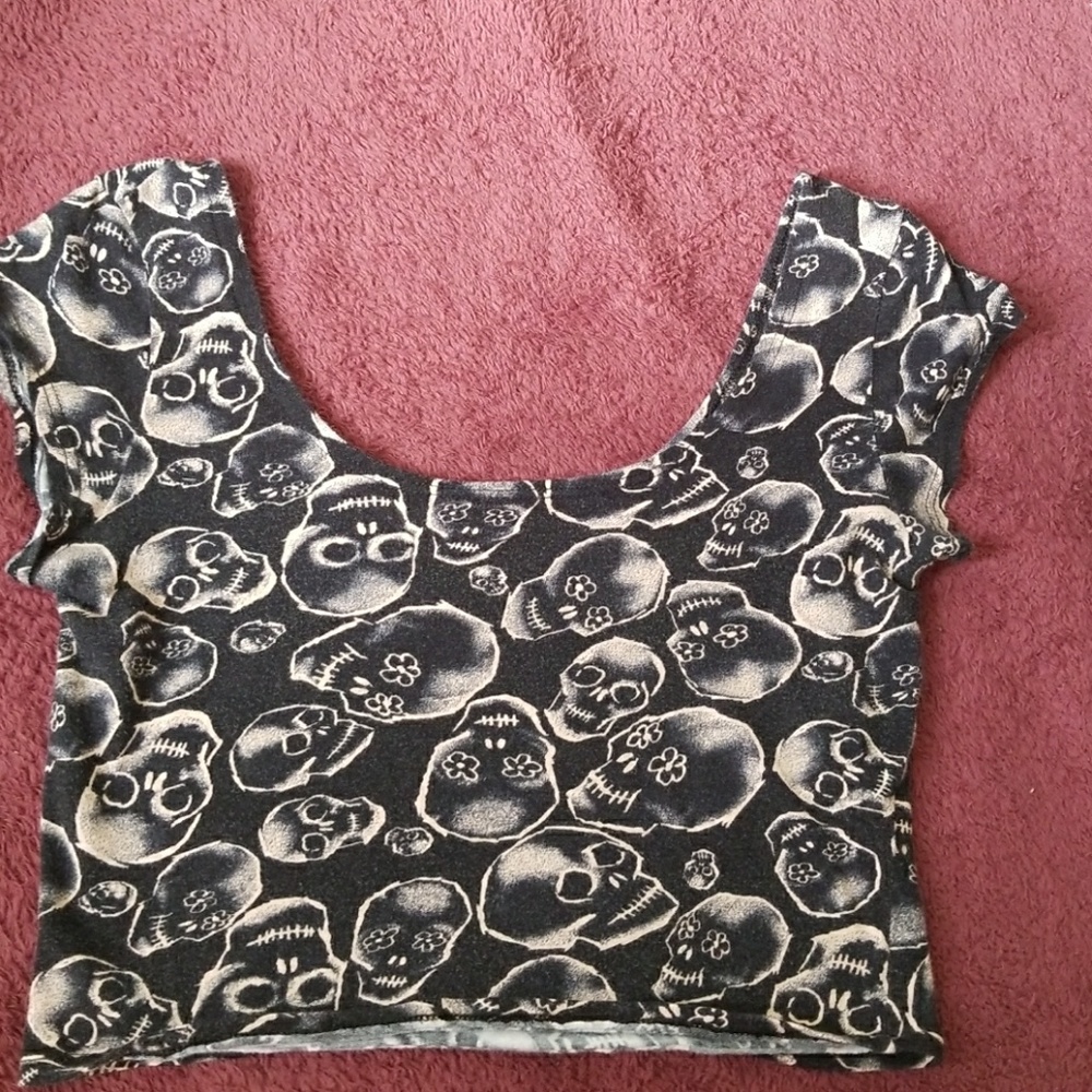Crop top with skulls